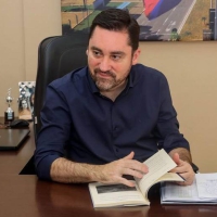 Prefeito recebe visita e exemplar do livro "REGISTROS DE UMA VIDA"